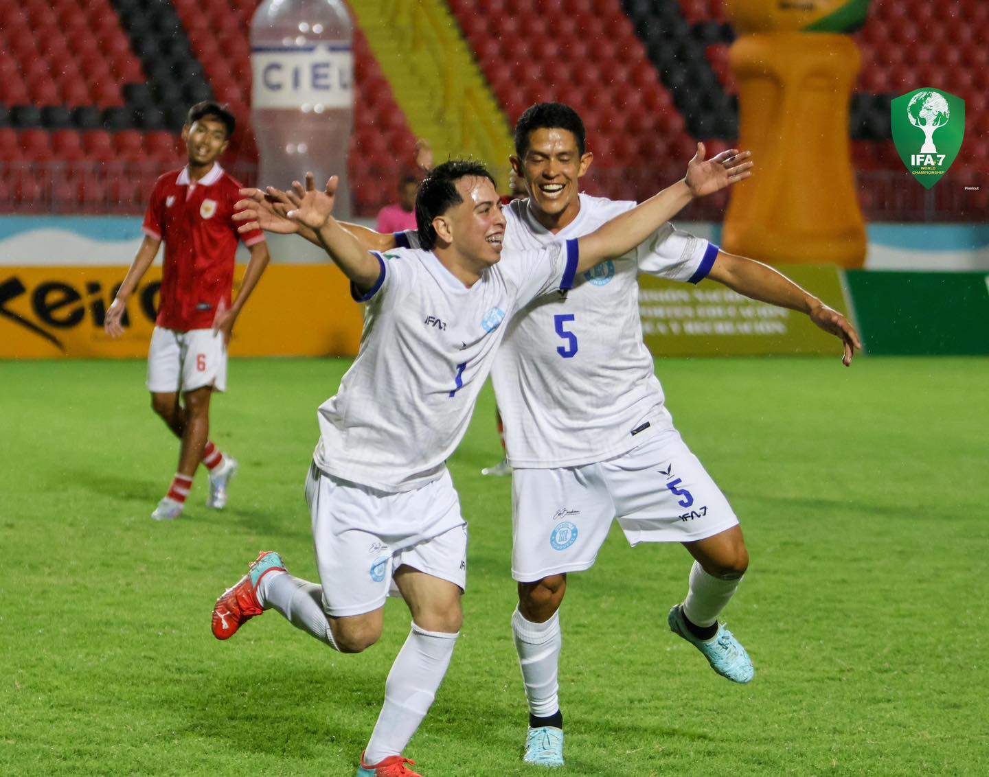 Selección de fútbol de Honduras levanta la copa del Mundial IFA7 2026