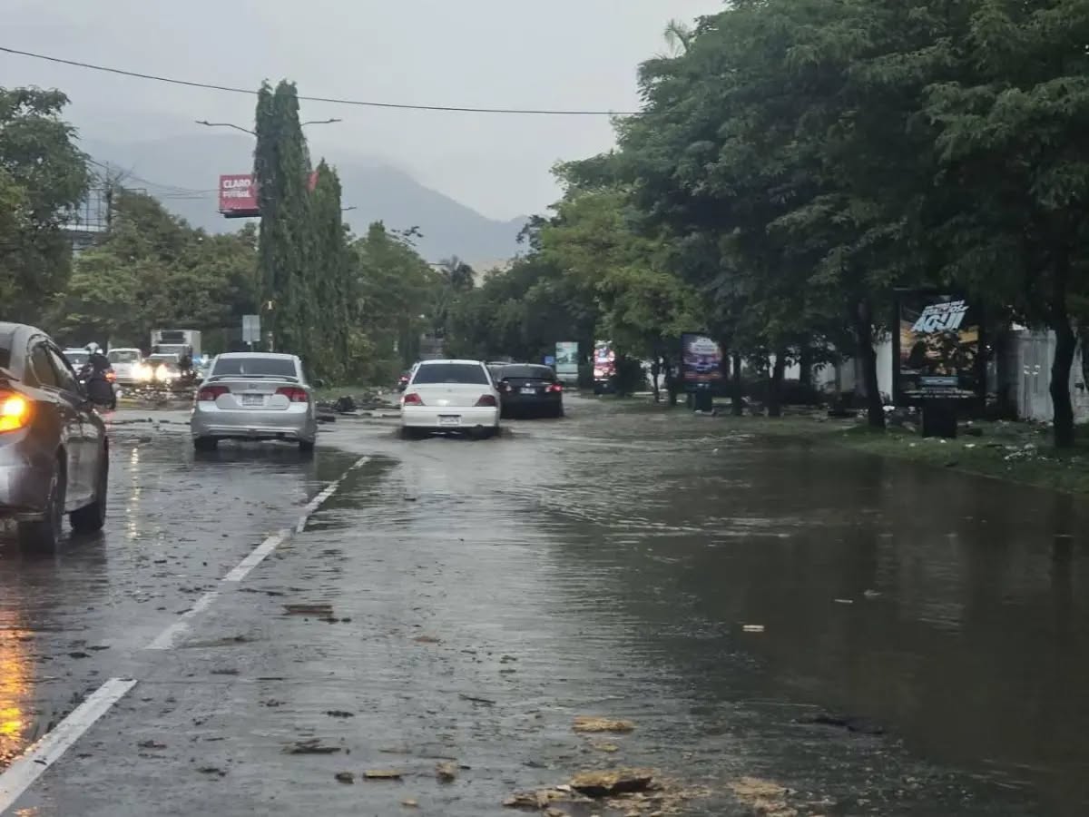 Intensas lluvias en San Pedro Sula dejan calles anegadas y bulevares colapsados