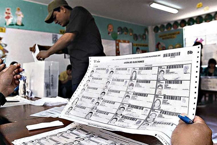 Perú elige presidente entre Fujimori y Sánchez en una reñida votación