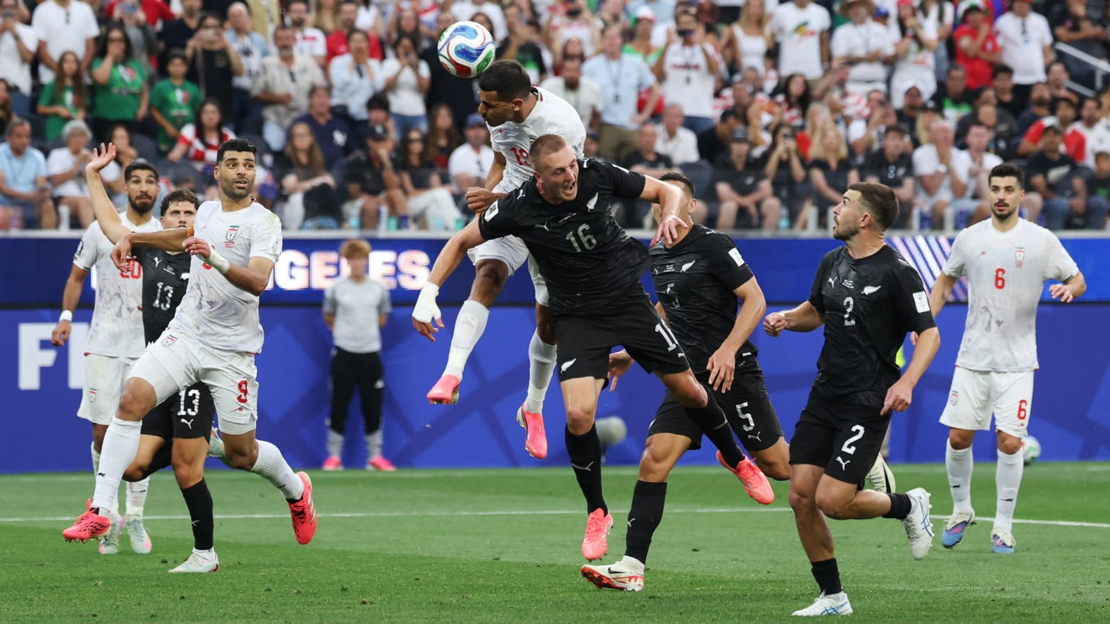 Irán y Nueva Zelanda jugaron uno de los mejores partidos de la jornada
