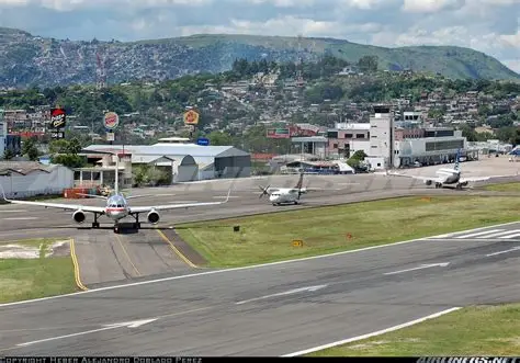 SIT evalúa cierre temporal de aeropuerto Toncontín por daños en la pista