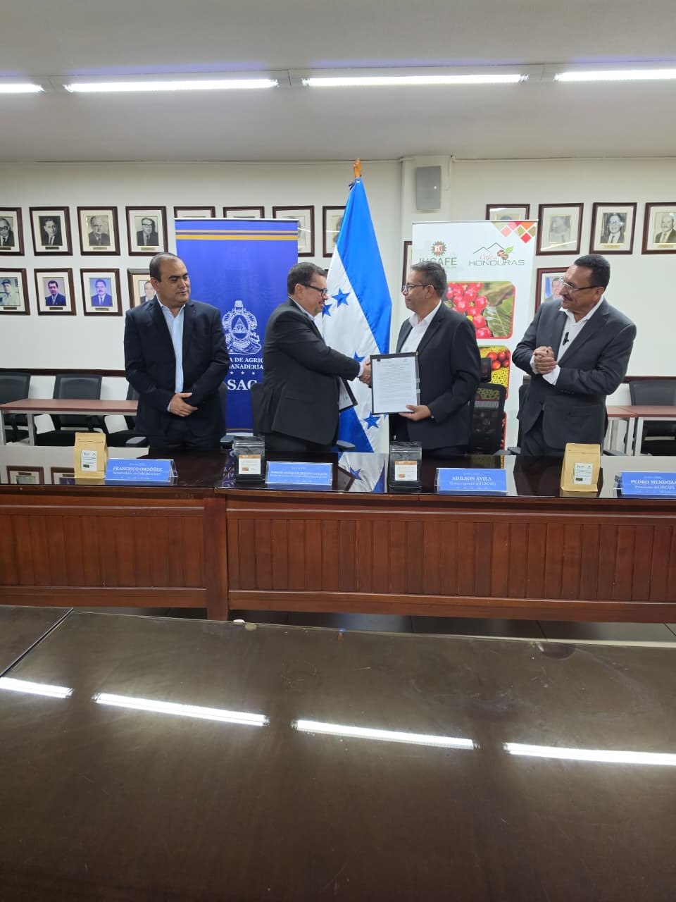 Gobierno firma convenio de L100 millones para fortalecer caficultura hondureña