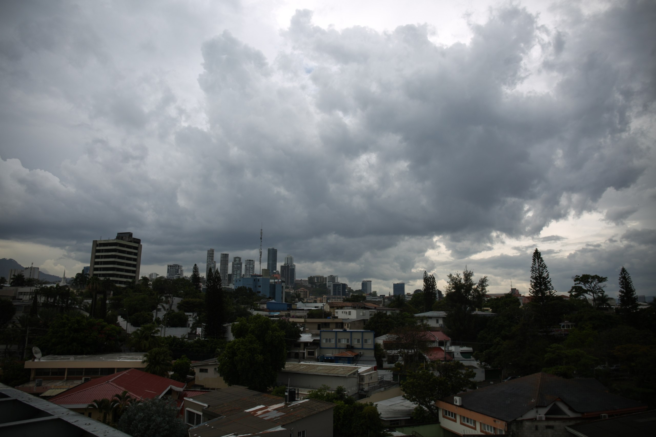 Ingreso de vaguada y onda tropical este domingo dejarán lluvias en Honduras