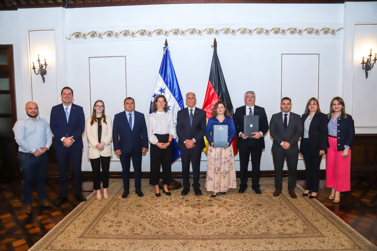 Honduras firma contrato para placas inteligentes y planta de producción