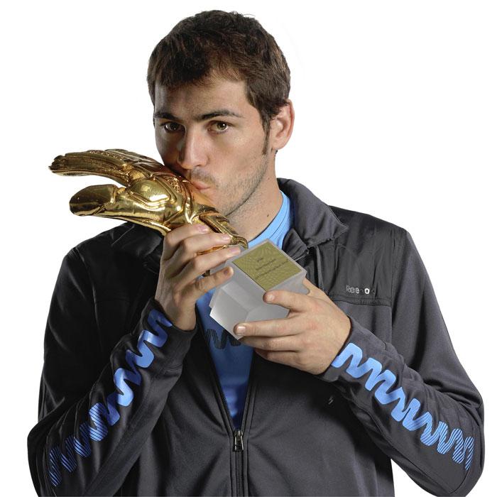 CASILLAS GUANTE DE ORO.jpg