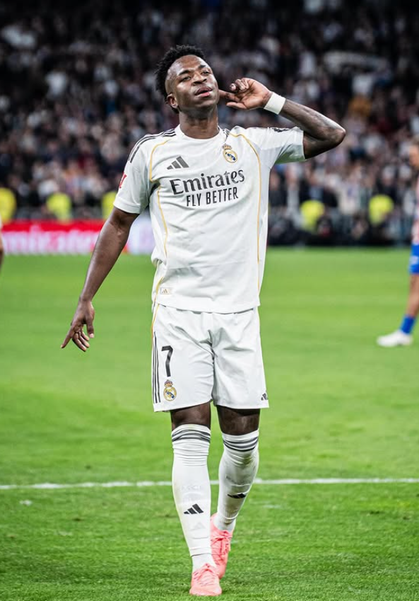 El delantero brasileño renovó su imagen antes de reincorporarse al Real Madrid para la temporada 2026/27.
