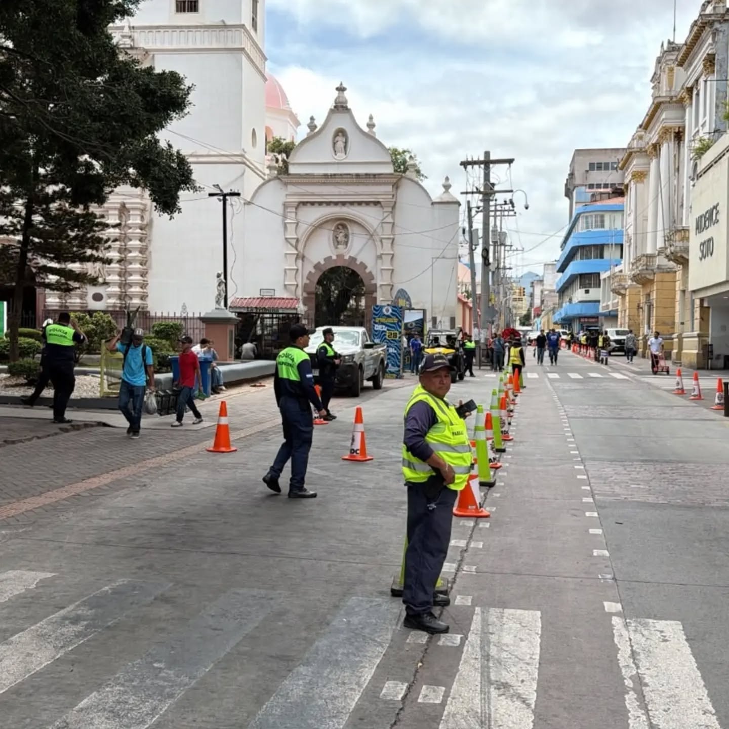 Agentes de la Policía Municipal realizan operativos de control en espacios públicos y zonas de alta circulación en Tegucigalpa.