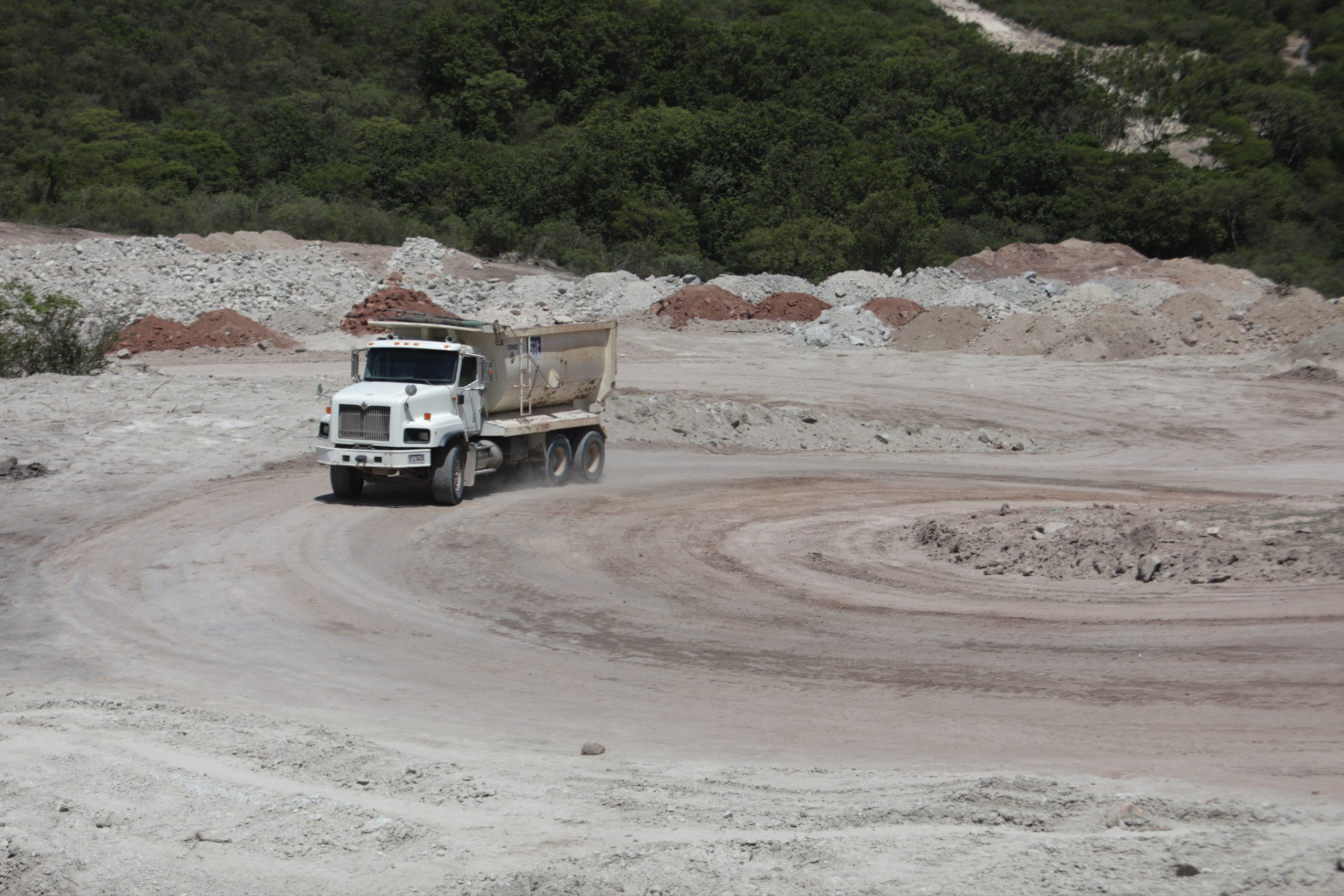 La nueva carretera tendrá una longitud de 8.15 kilómetros y contará con cuatro carriles construidos en concreto hidráulico.