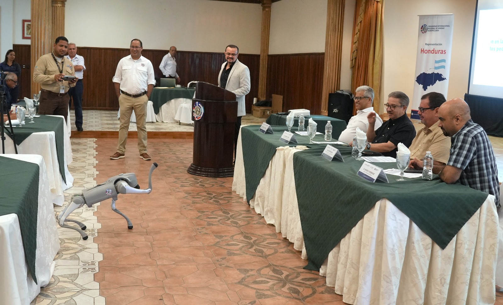 se abordan los procedimientos para la importación y exportación de animales vivos