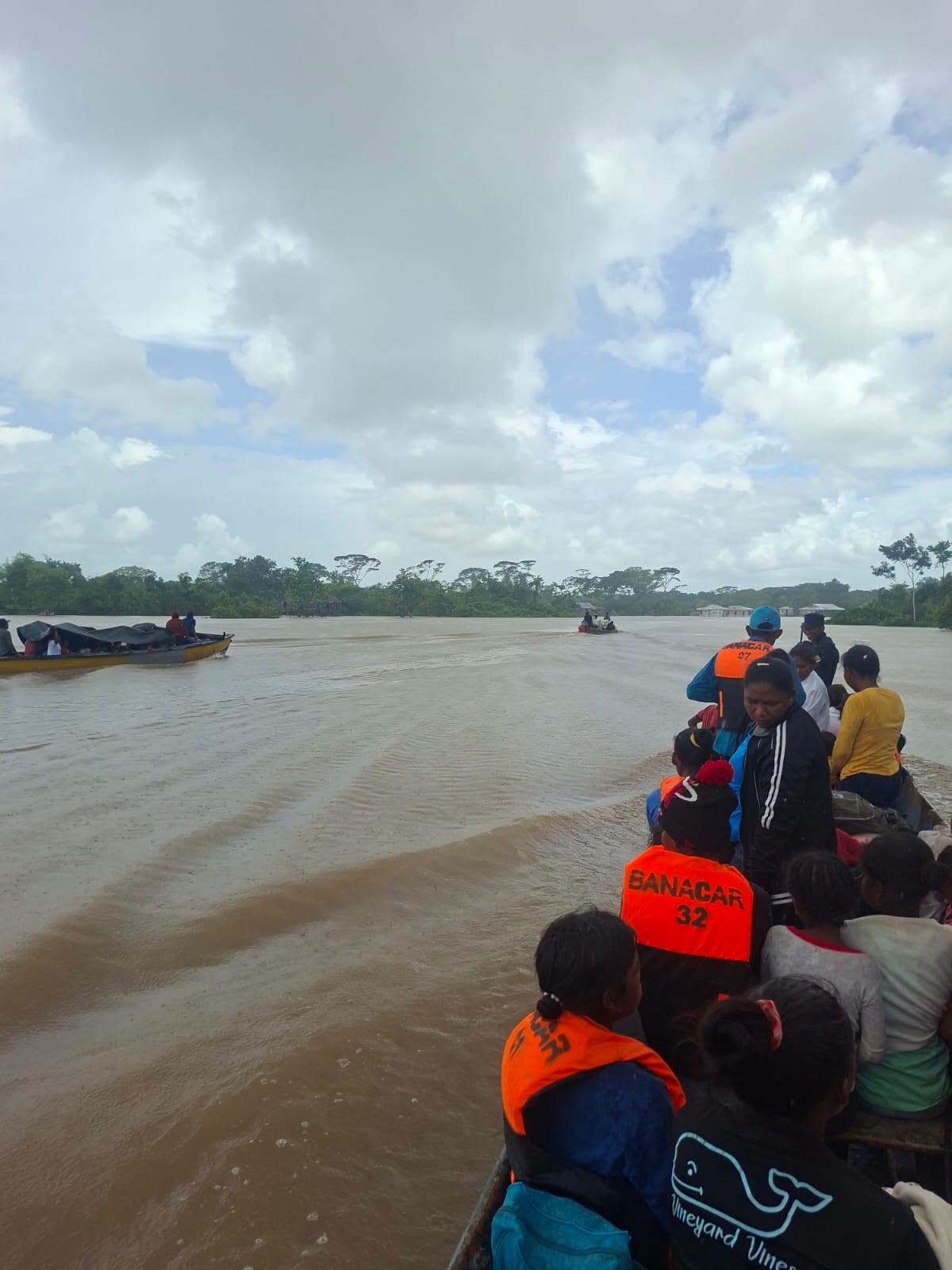 Efectivos de la Base Naval de Caratasca trasladan a familias afectadas hacia albergues seguros tras las inundaciones provocadas por el río Kruta.