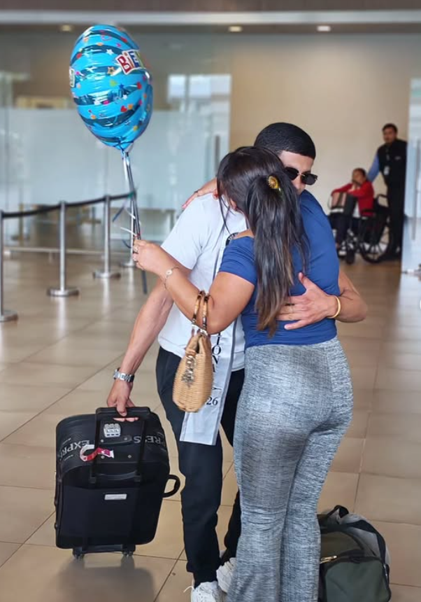 Su madre protagonizó el primer abrazo tras su llegada al país, en una emotiva bienvenida para celebrar el logro alcanzado.