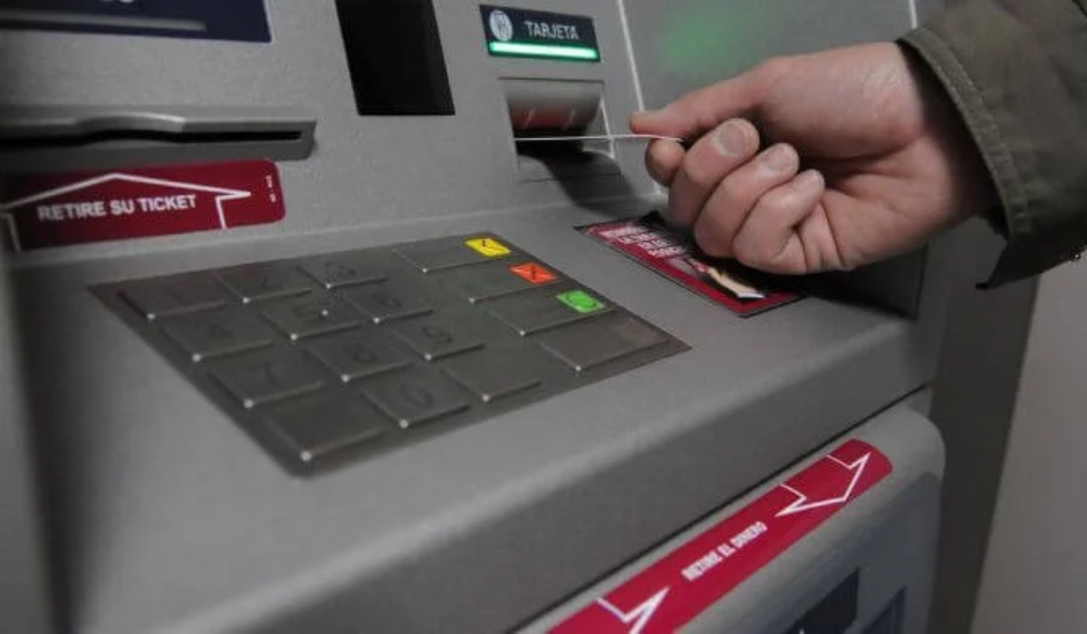 Clonación de bandas magnéticas de tarjetas de crédito y débito.