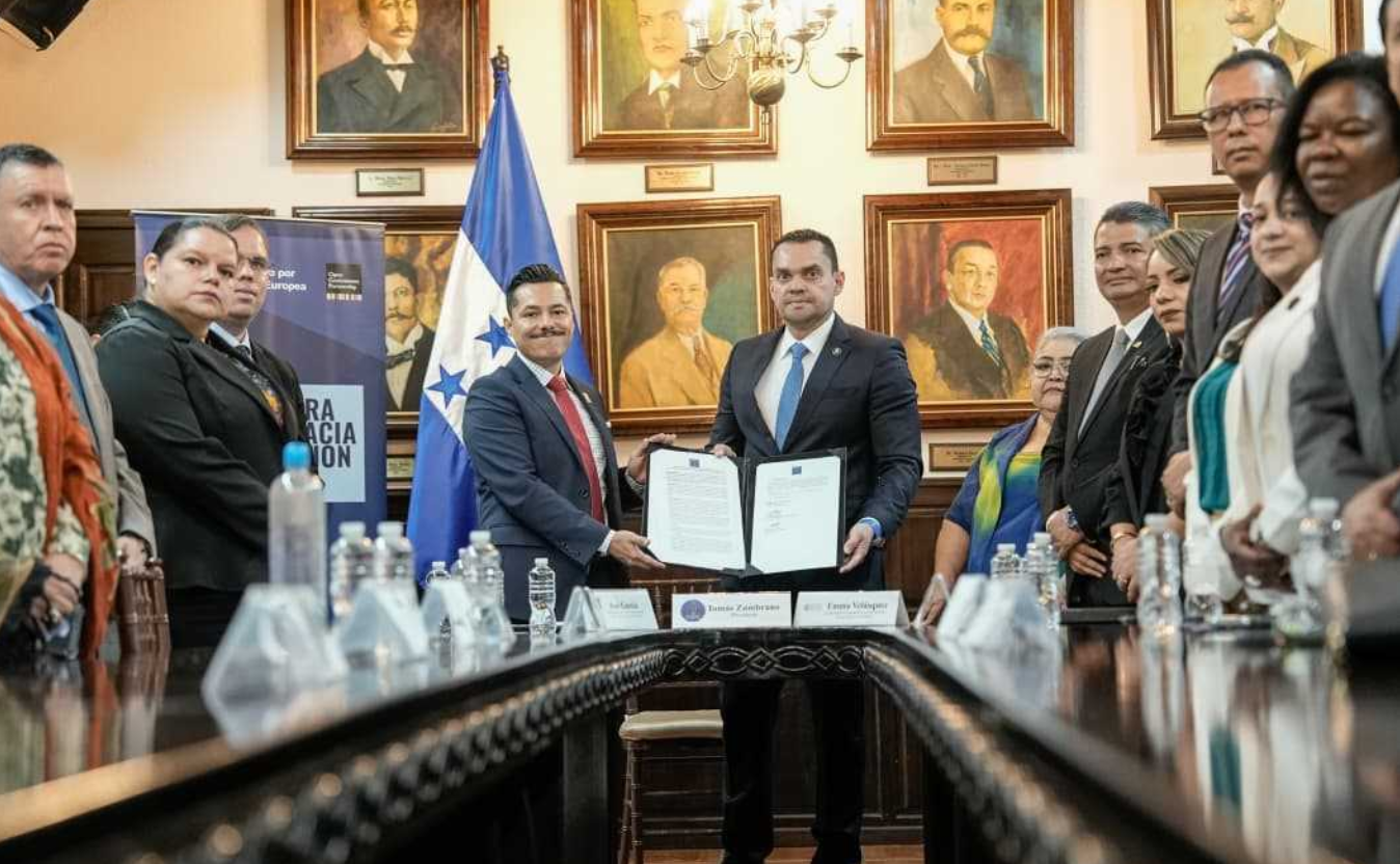 Autoridades del Congreso y representantes de la Alianza para el Gobierno Abierto suscribieron el convenio que dará paso al modelo de Congreso Abierto.