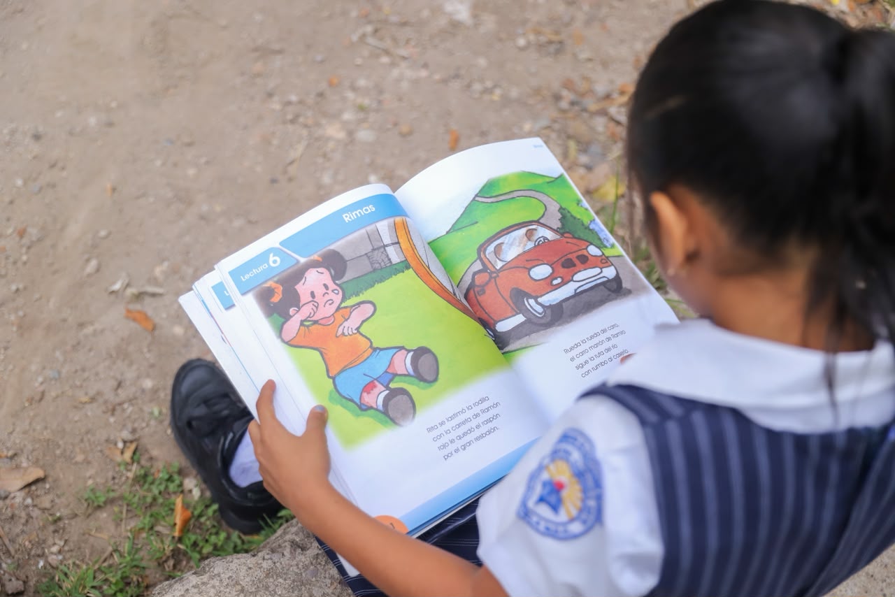 El Gobierno incluyó la entrega de libros escolares y la ampliación de la conectividad educativa entre las acciones reportadas durante sus primeros seis meses de