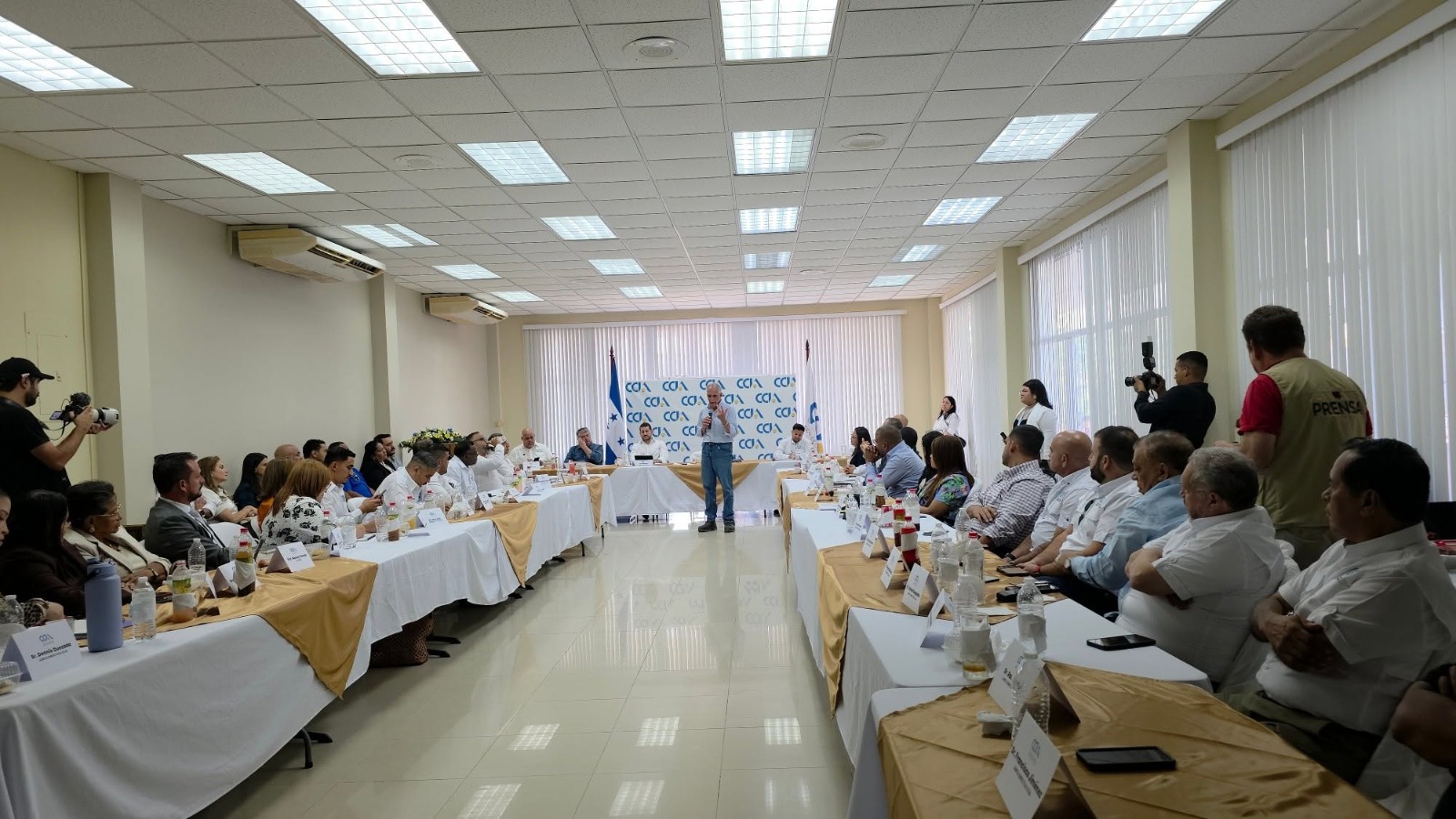 Nasry Asfura se reúne con empresarios en La Ceiba.