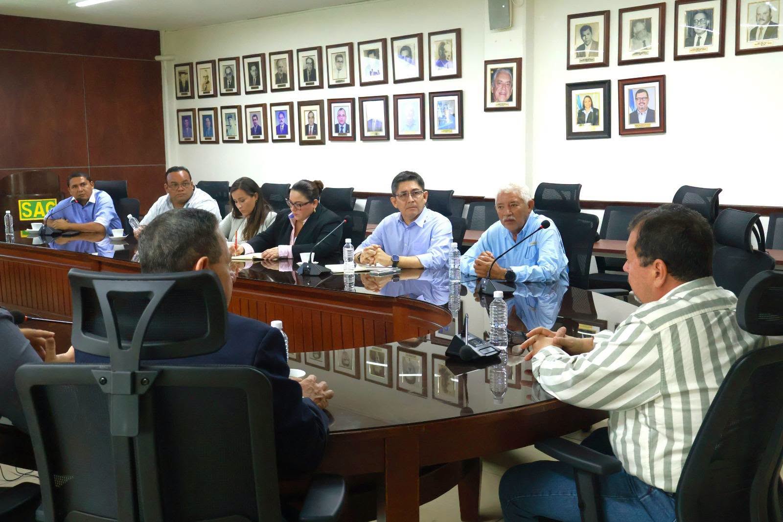 Representantes del sector camaronero y autoridades de la SAG analizaron la situación actual de la industria y las acciones para fortalecer su sostenibilidad.