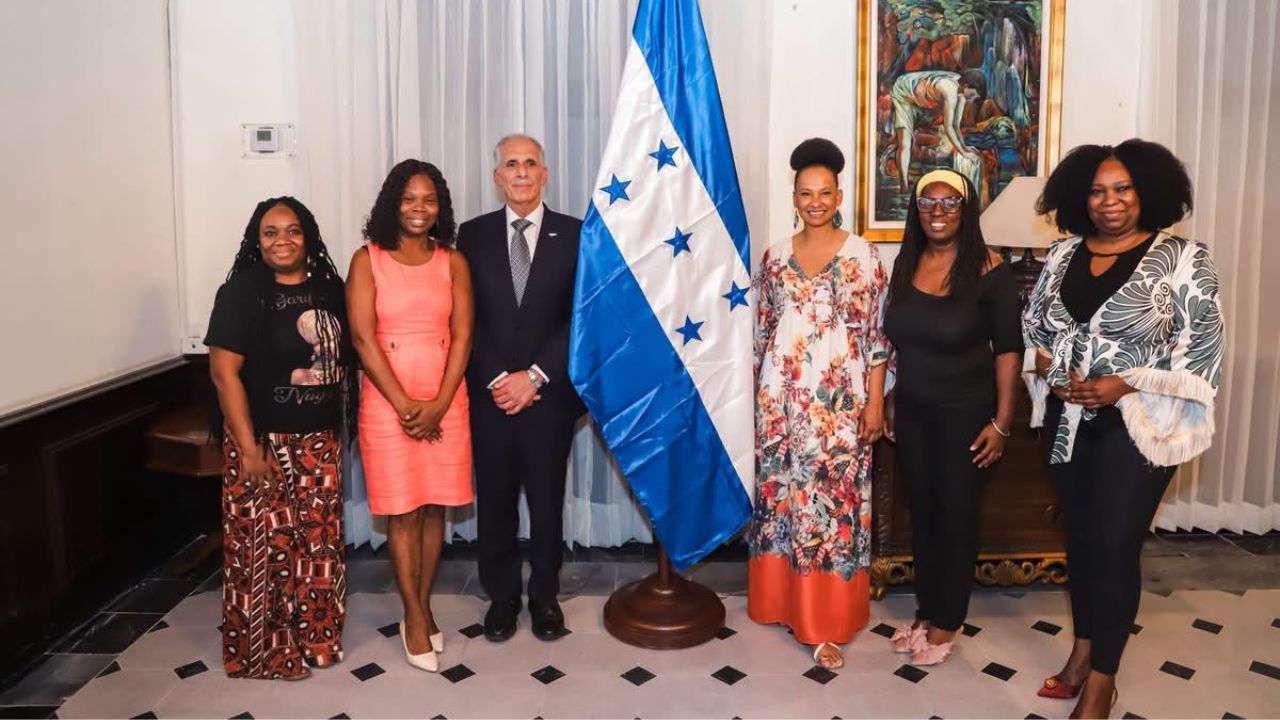 Asfura recibe propuestas de mujeres garífunas para impulsar emprendimientos