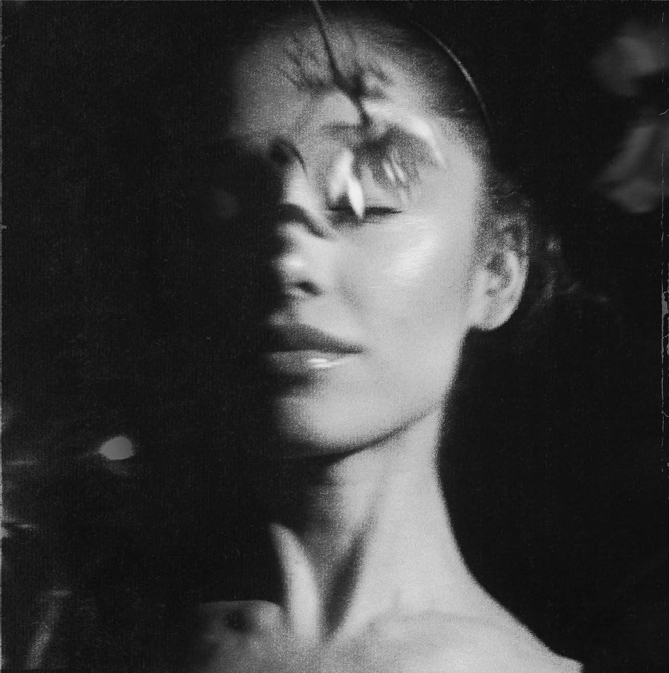 Ariana Grande presentó Petal, un álbum de 12 canciones que explora una faceta más oscura, experimental y crítica de su carrera.