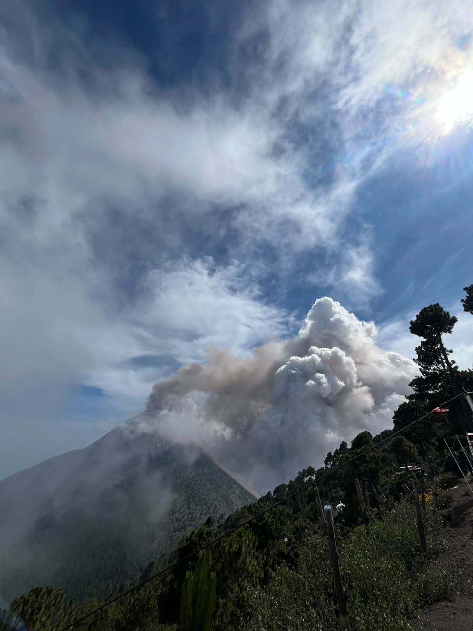 La actividad eruptiva del volcán de Fuego continúa generando emisión constante de gases y ceniza