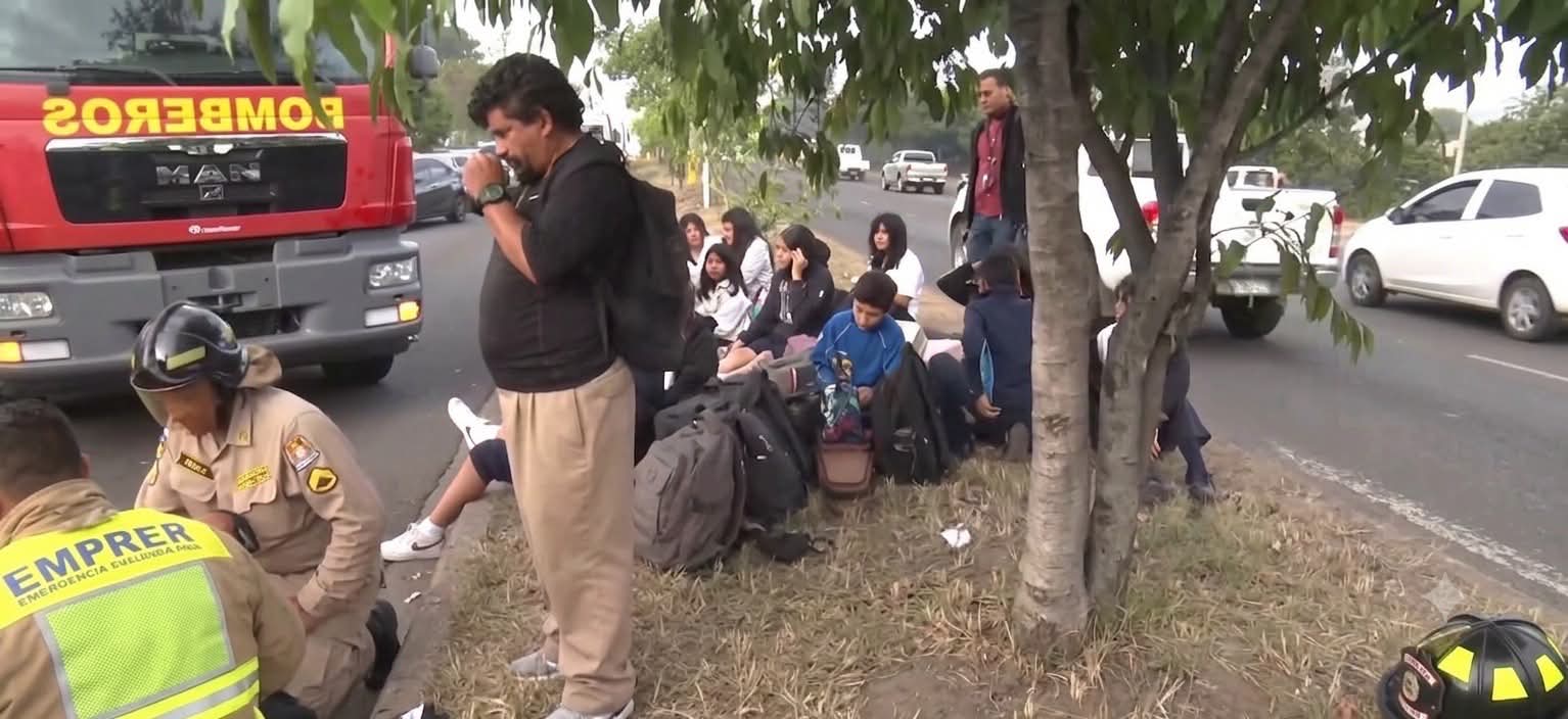 Los estudiantes fueron atendidos de emergencia debido al susto generado por el accidente.