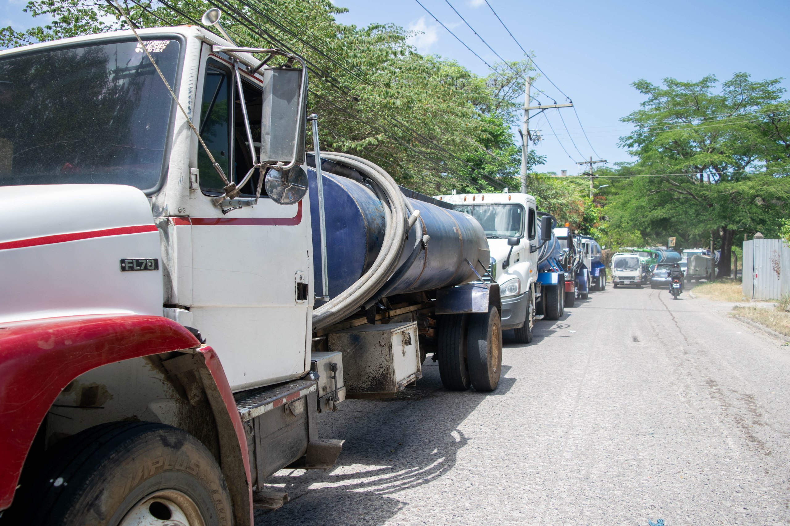 Tanques cargando agua