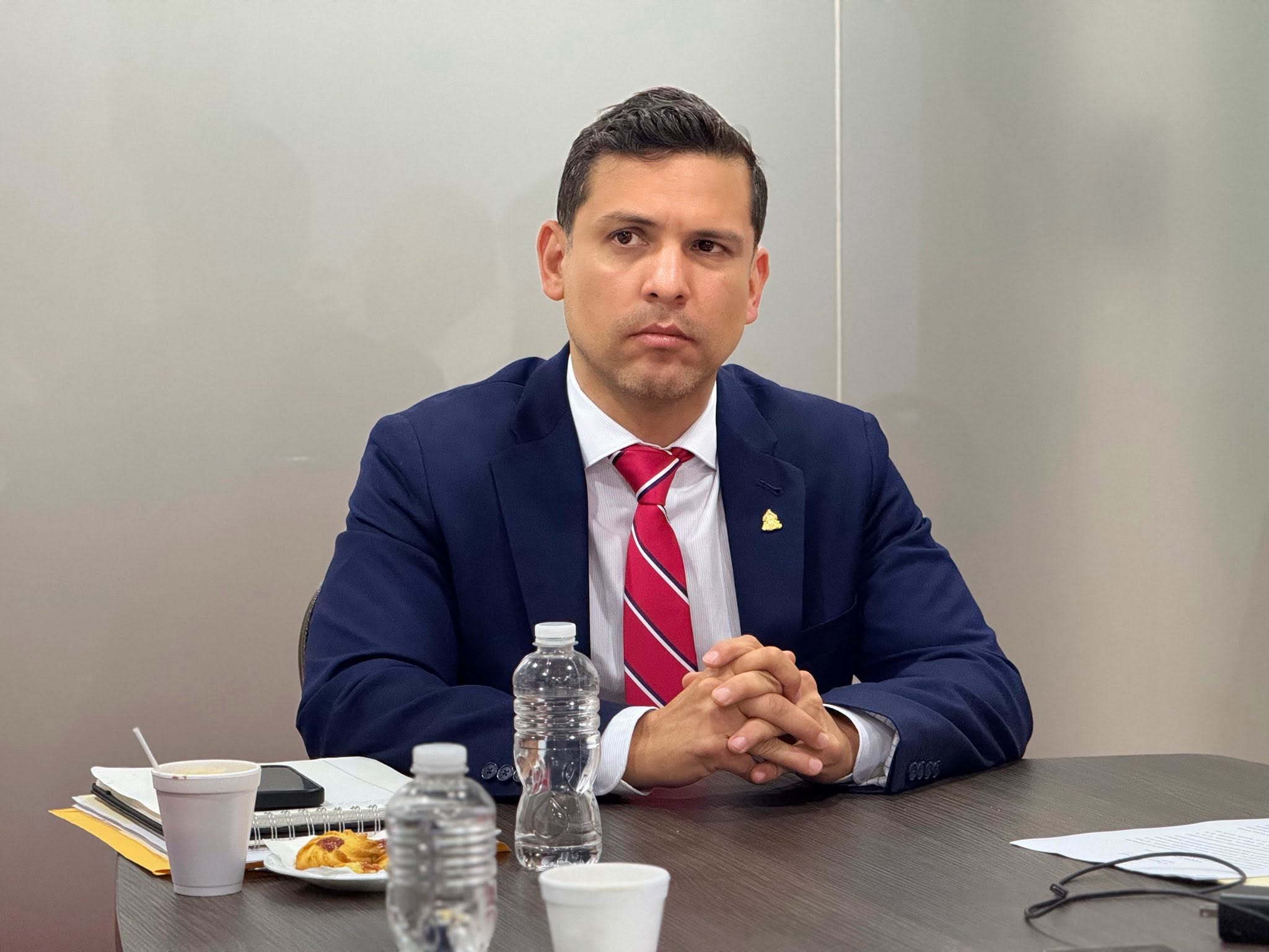 la bancada Liberal formalizó su contrapropuesta al proyecto de reformas al subsector eléctrico que impulsa el Ejecutivo.