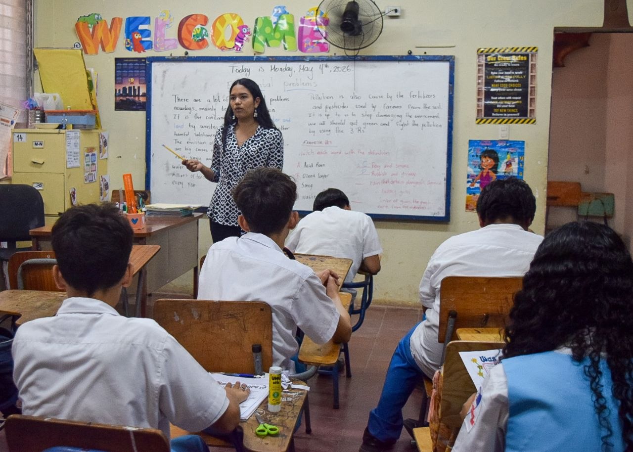 La iniciativa busca ampliar el acceso al aprendizaje del inglés entre jóvenes del sistema educativo público.