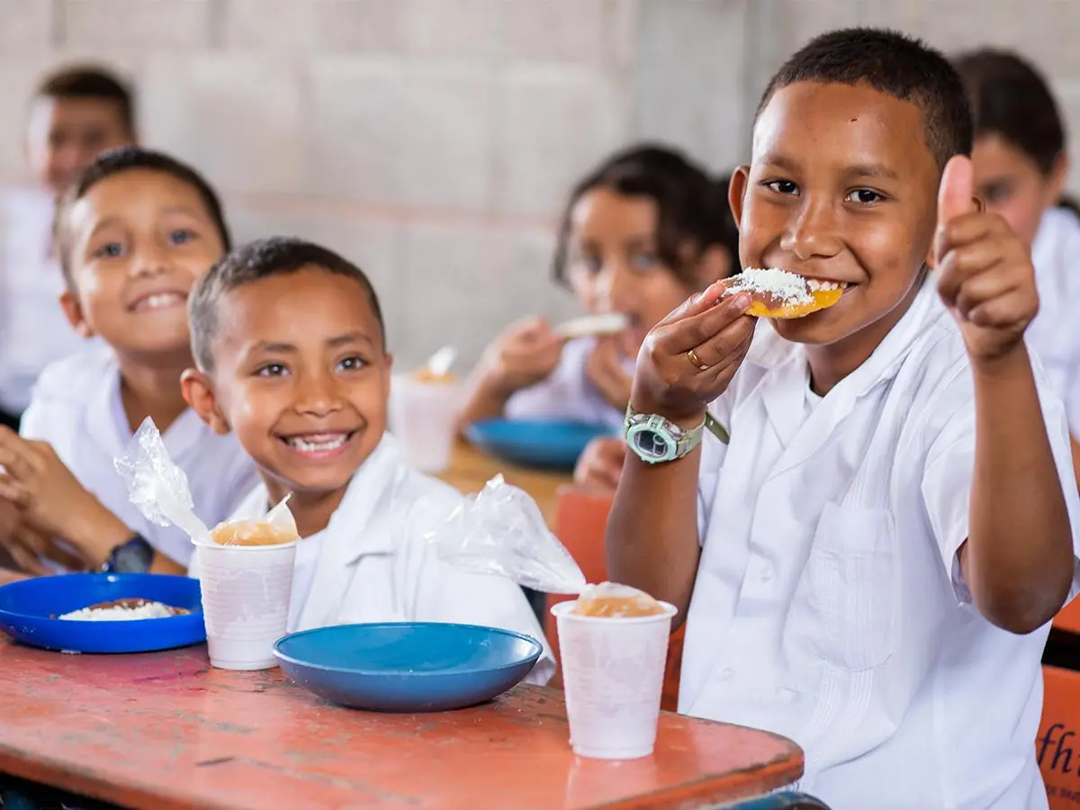 Alimentación a los niños de las escuelas.