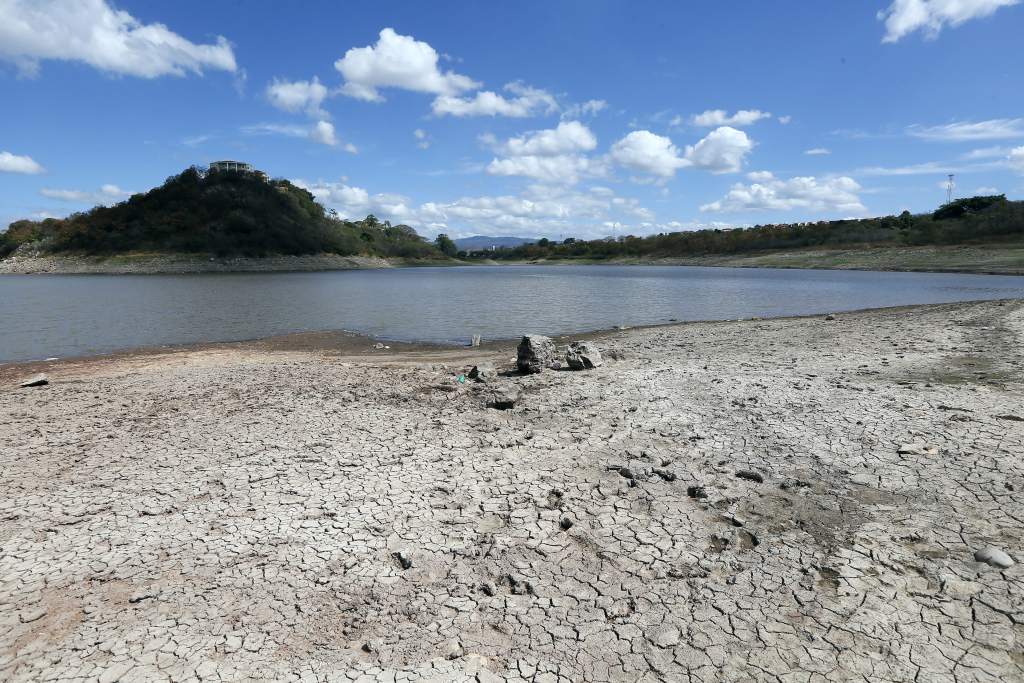Los niveles de los embalses de se han reducido de producto de la sequía que afecta el país.