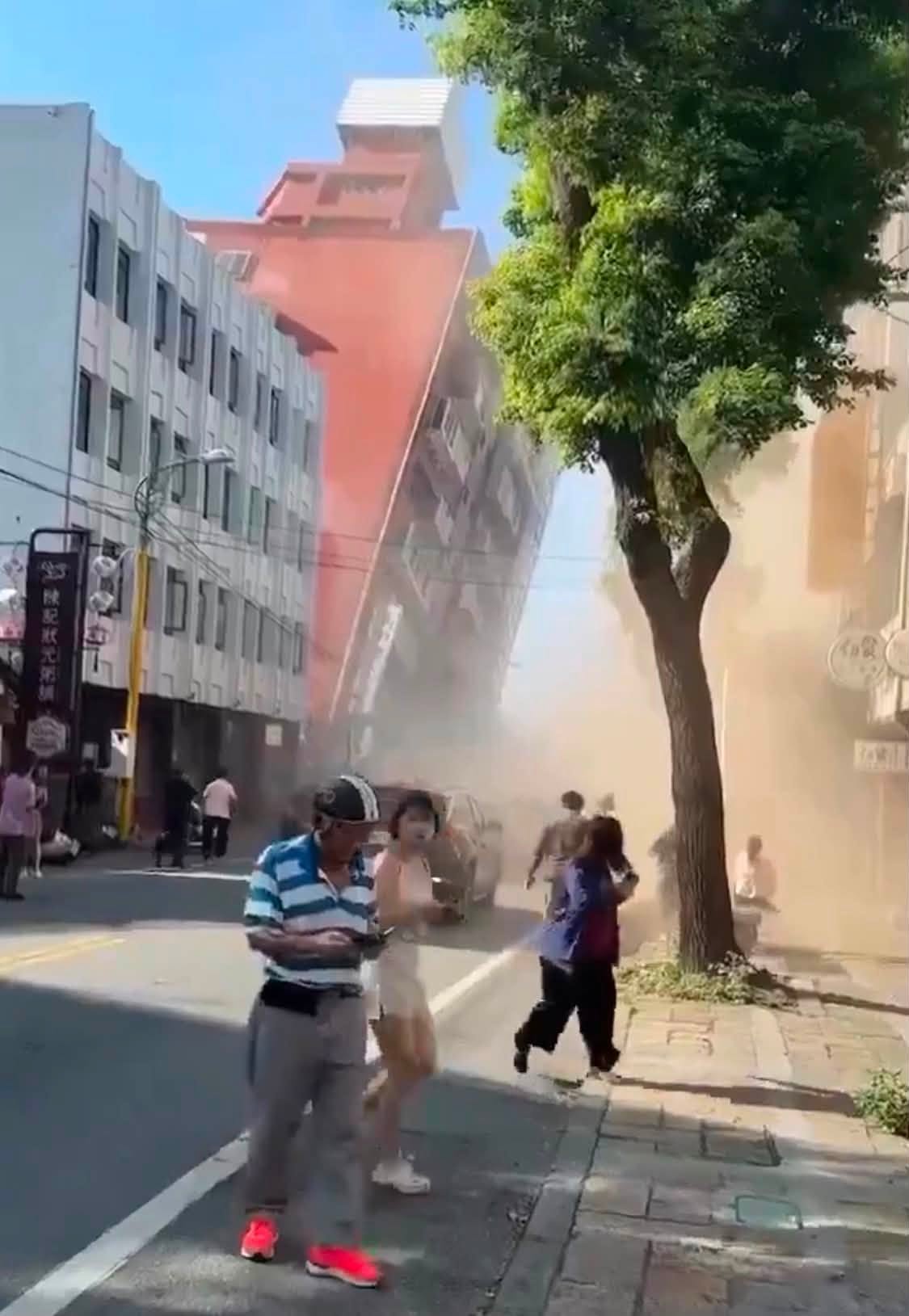Equipos de emergencia buscan sobrevivientes entre los escombros tras el terremoto de magnitud 7.7 que sacudió la isla de Flores.