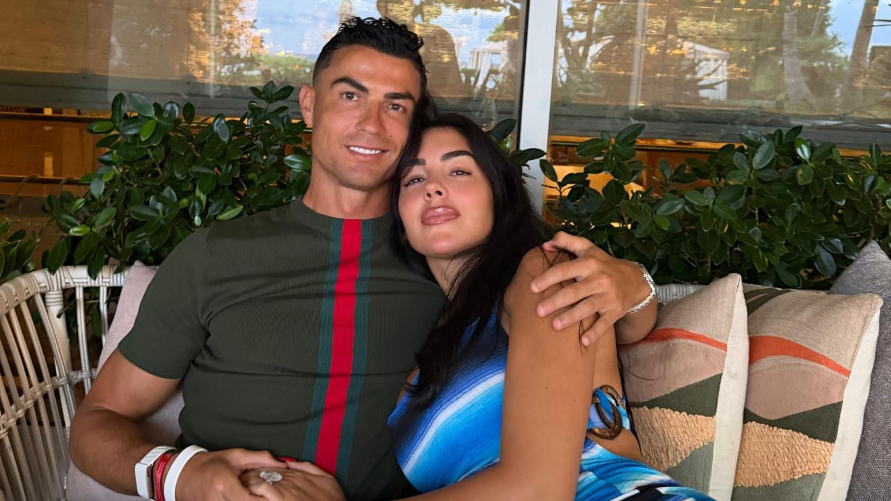 Vestidos de Gucci y en la sala de su casa: así fue la boda de Cristiano y Georgina