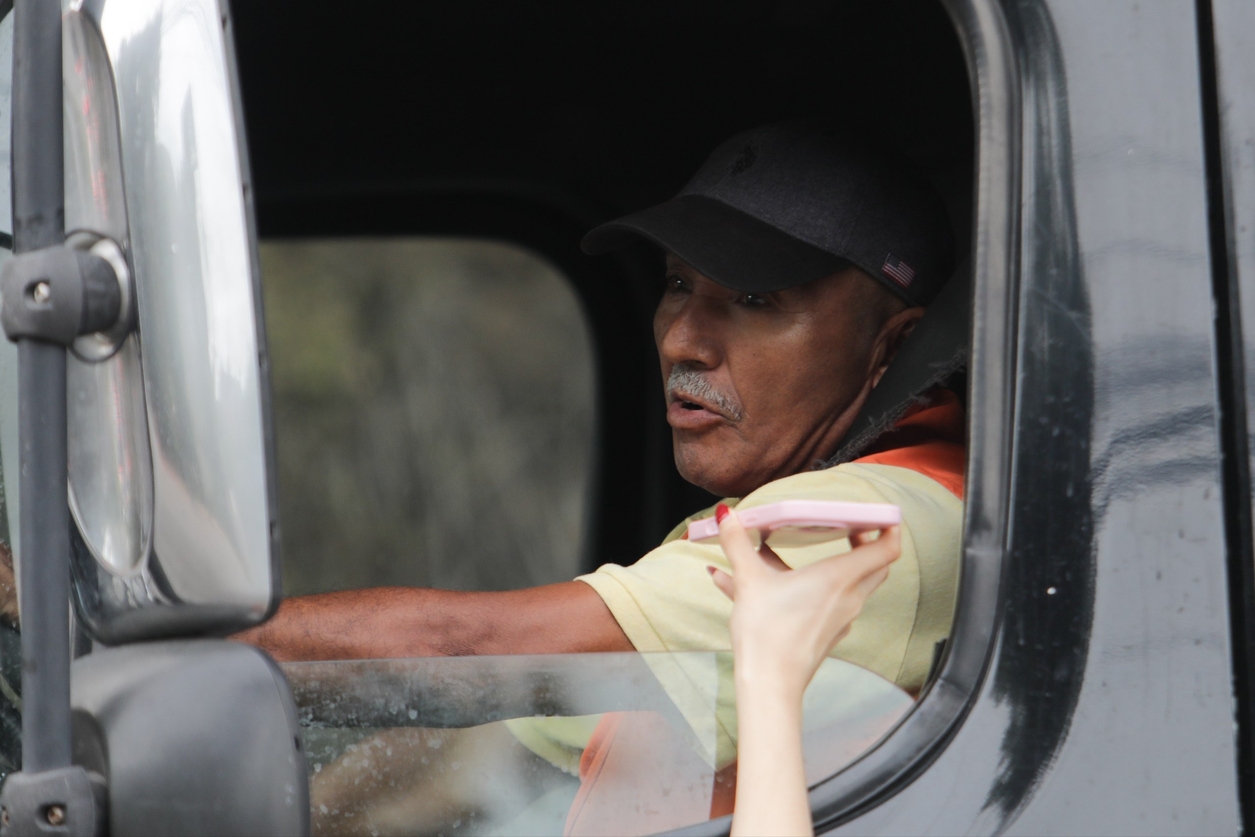 Desde las 6:00 de la mañana, decenas de conductores enfrentan largas filas en la salida al sur de Tegucigalpa