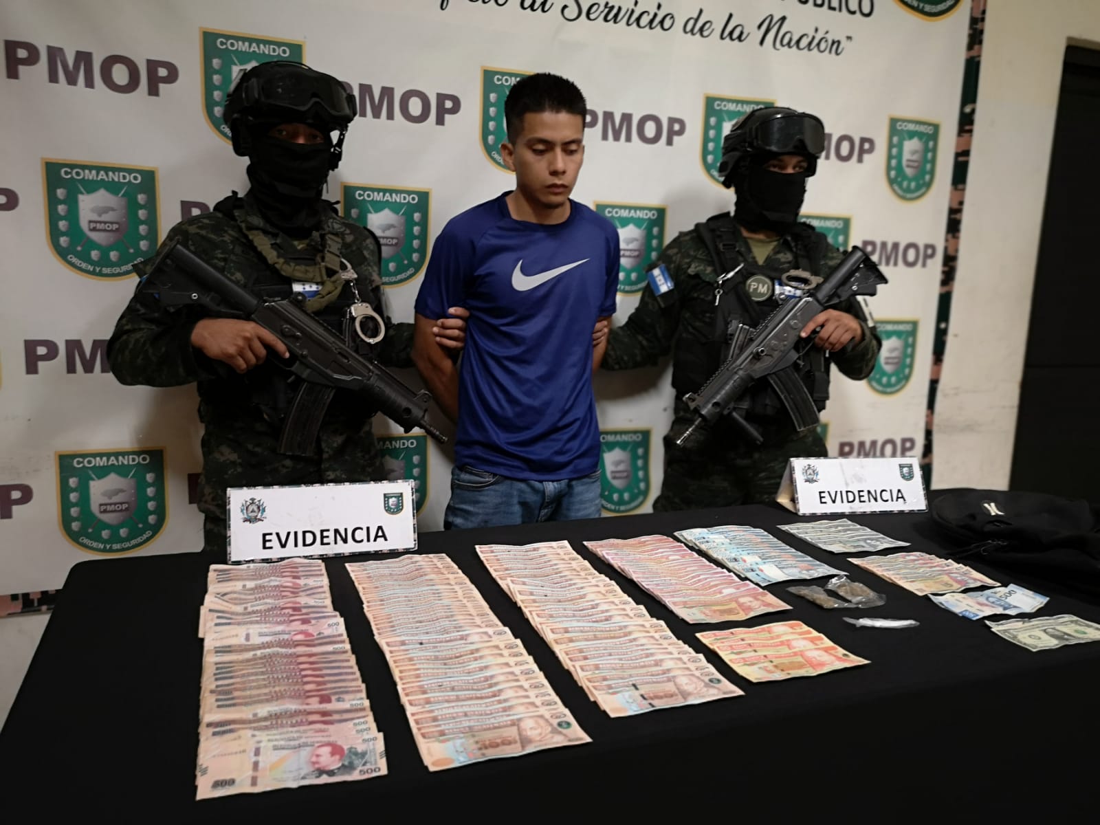 La PMOP informó que decomisó supuesta cocaína, marihuana y dinero en lempiras, quetzales, pesos mexicanos y dólares.
