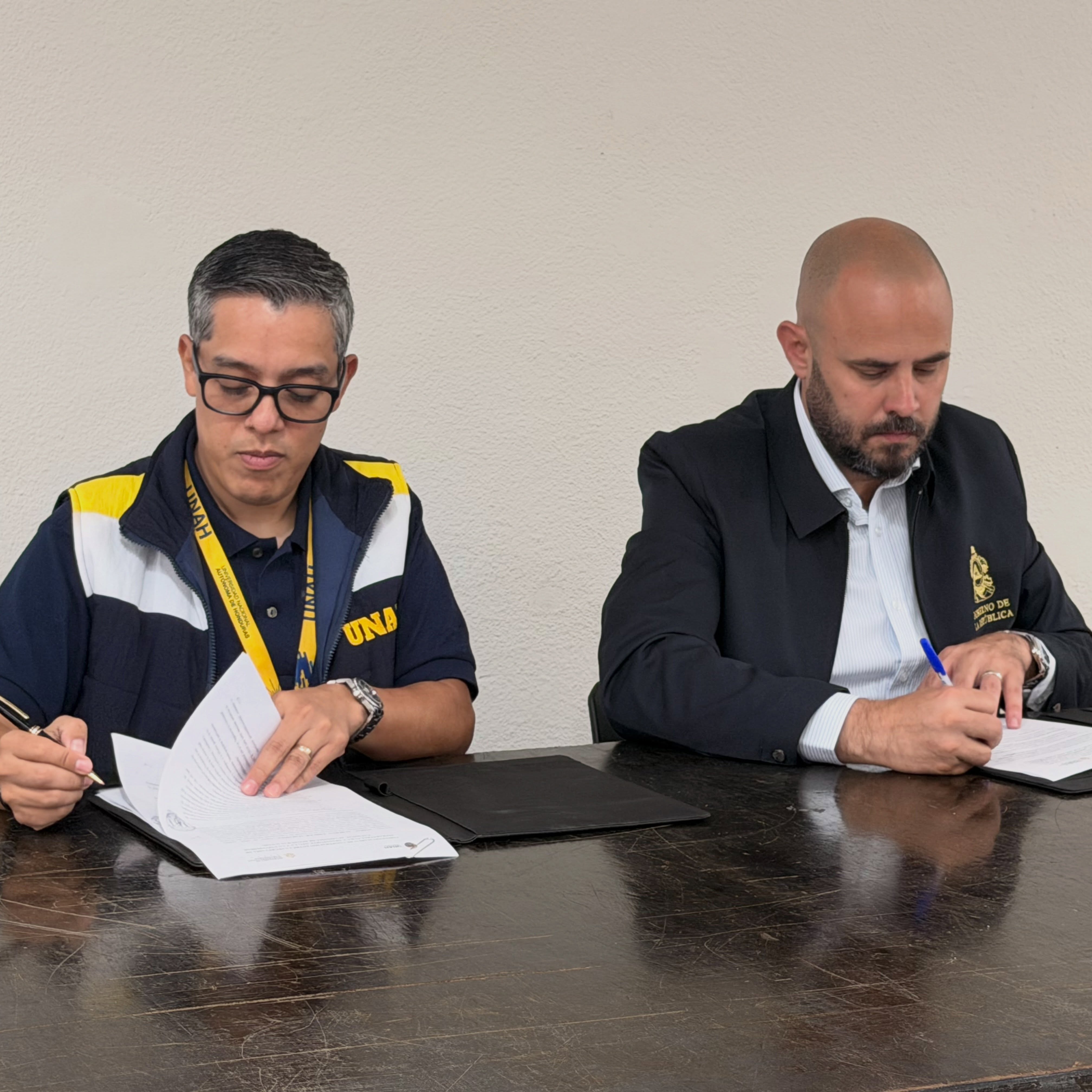 Rector de la UNAH junto al secretario de la SIT Aníbal Ehrler