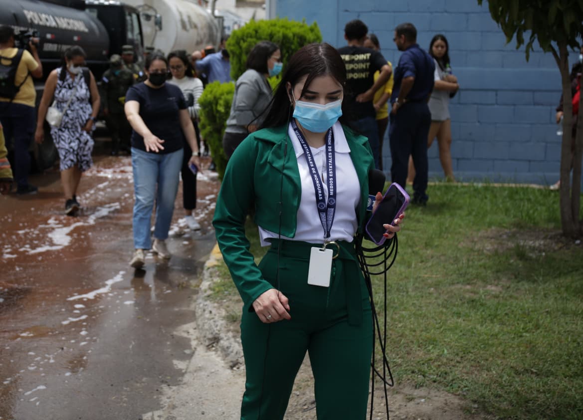 Yisel Flores, en cobertura para Noticieo TNH
