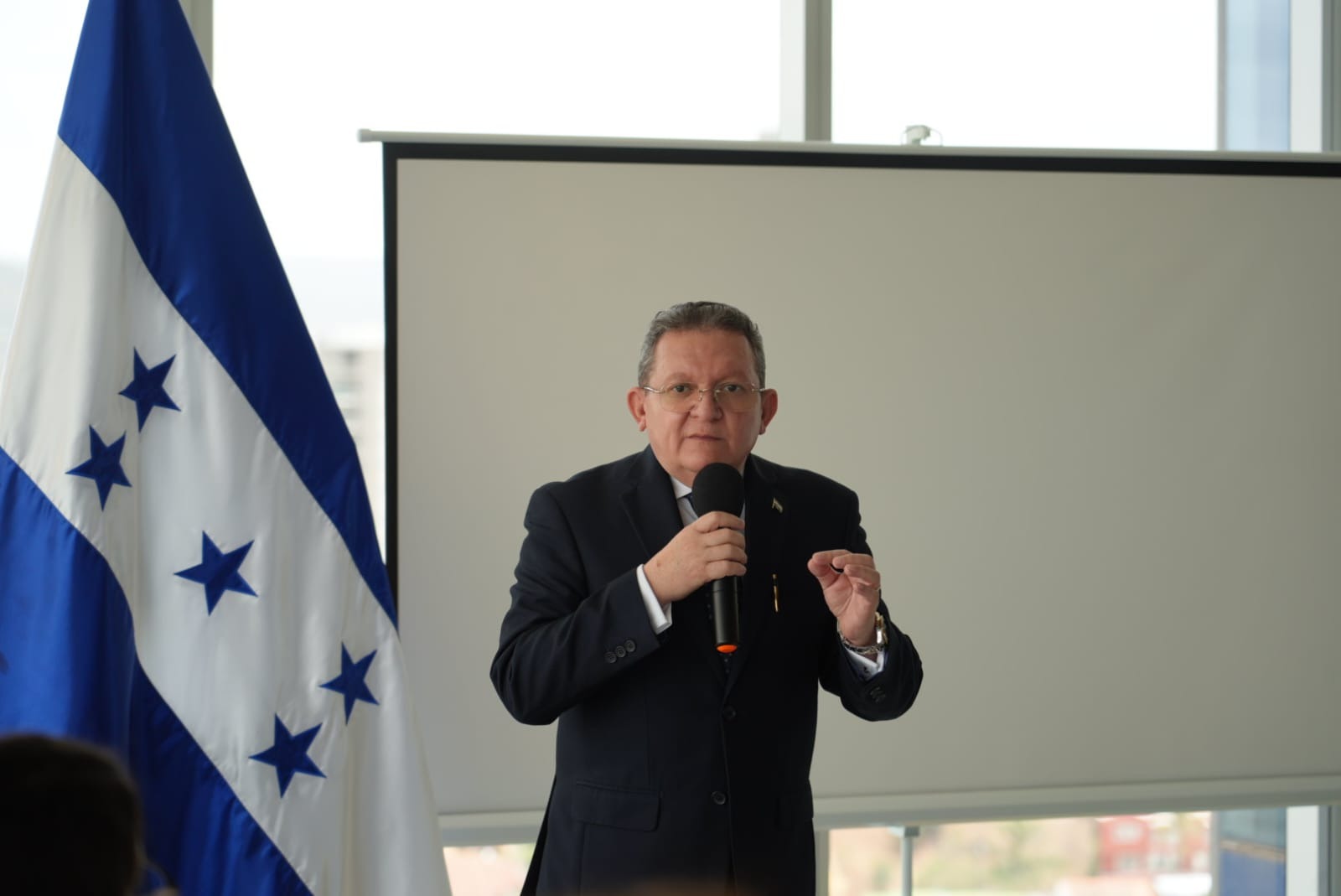 Carlos Flores Guifarro recalcó el compromiso del gobierno con el sargazo.