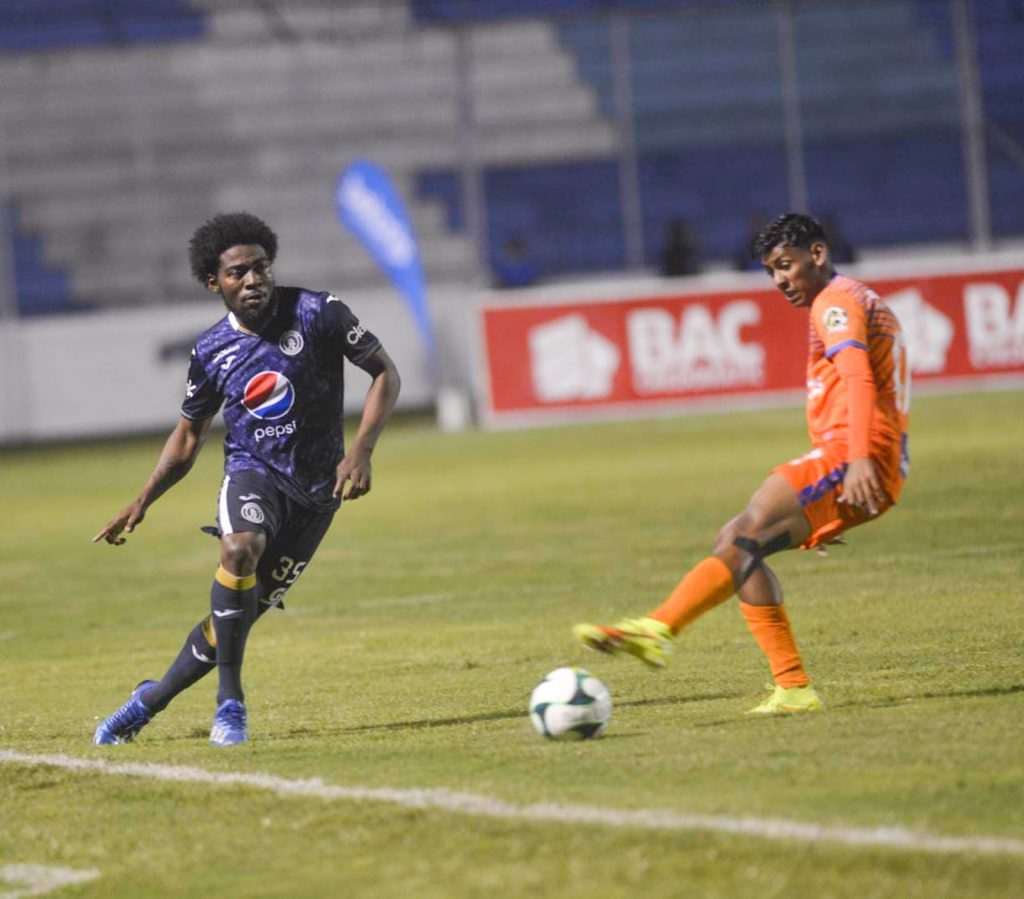 Motagua y Lobos UPNFM se mide esta noche.