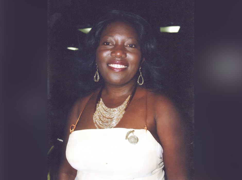 Xiomara Cacho primera mujer garifuna en publicar un libro.