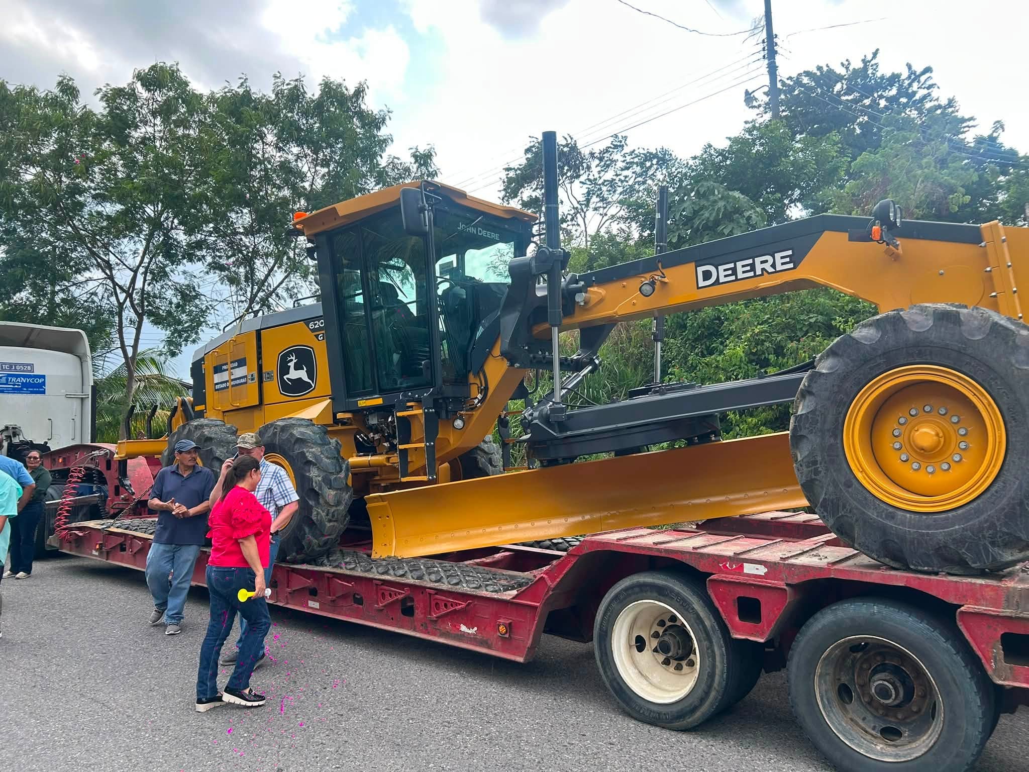 La nueva flota de maquinaria pesada arribó a Potrerillos para fortalecer las labores de infraestructura y desarrollo municipal.