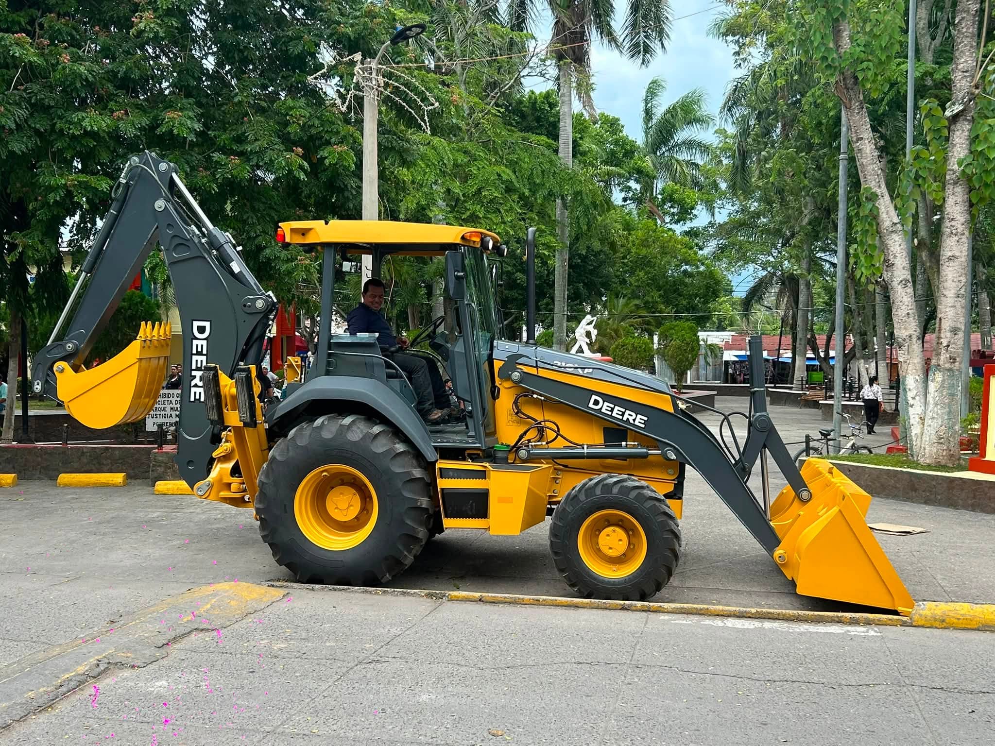 Maquinaria pesada iniciará de inmediato los trabajos de mantenimiento y reparación de calles en el sector rural de Potrerillos.