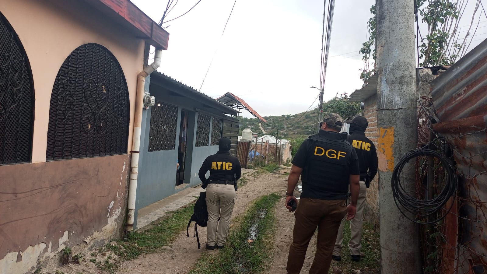 con el din de disminuir los crímenes realizan operativos.