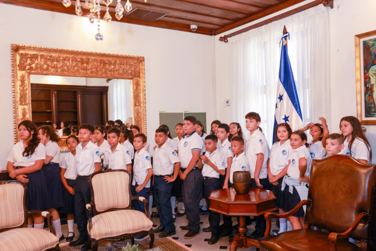 Los estudiantes realizaron recorridos por los salones de Casa Presidencia.