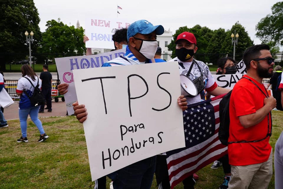Hondureños beneficiarios del TPS esperan una alternativa migratoria mientras el gobierno de Honduras busca negociar un período de transición con Estados Unidos.