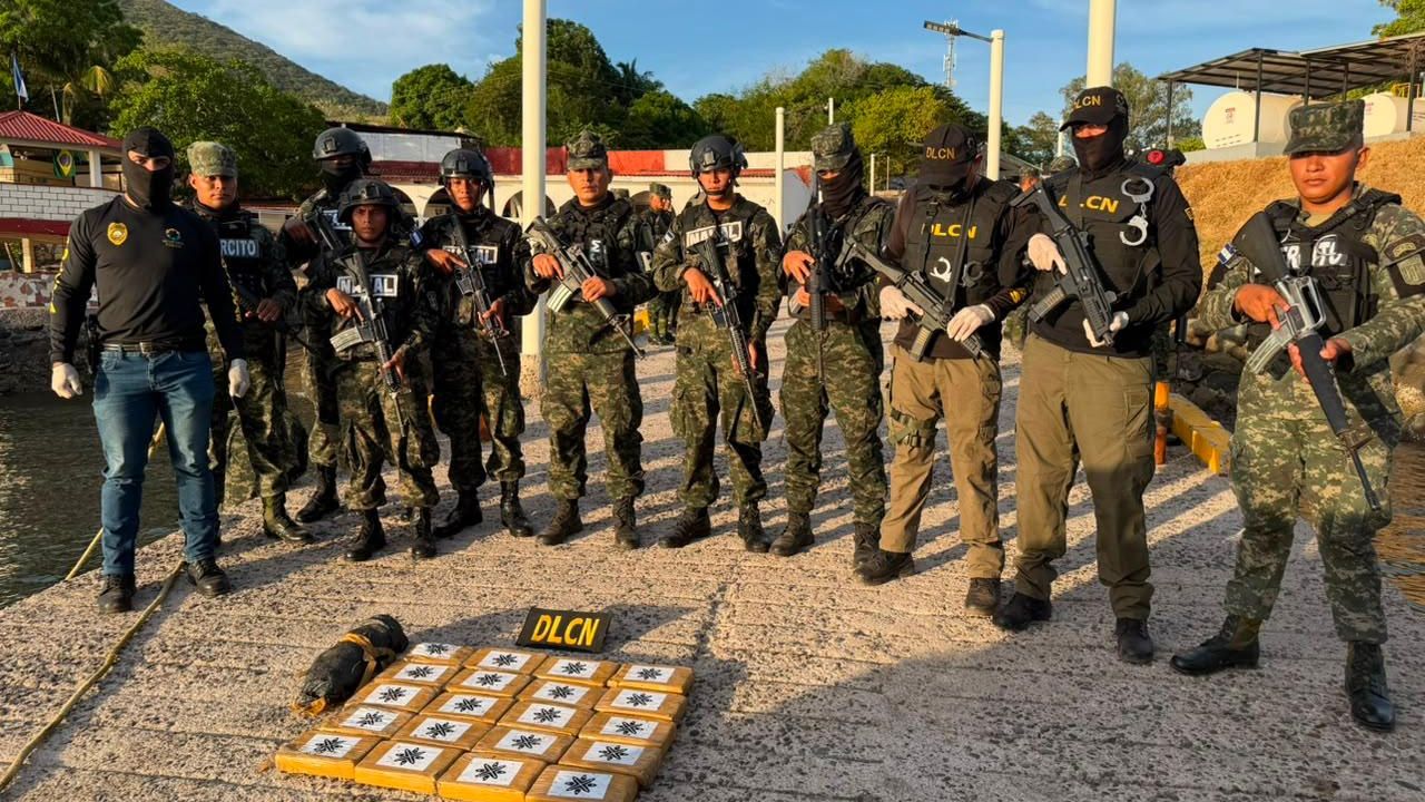 Decomisan 20 paquetes de supuesta cocaína y dos plantaciones de marihuana
