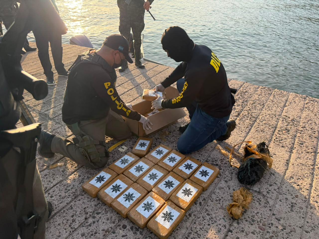 Las Fuerzas Armadas localizaron un fardo con 20 paquetes de supuesta cocaína durante patrullajes marítimos en los manglares de Marcovia, Choluteca.