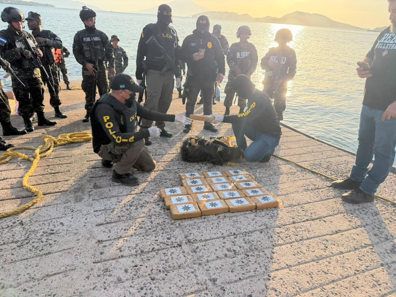 Las FFAA mantienen patrullajes terrestres y marítimos como parte de las operaciones contra el narcotráfico en diferentes zonas de Honduras.