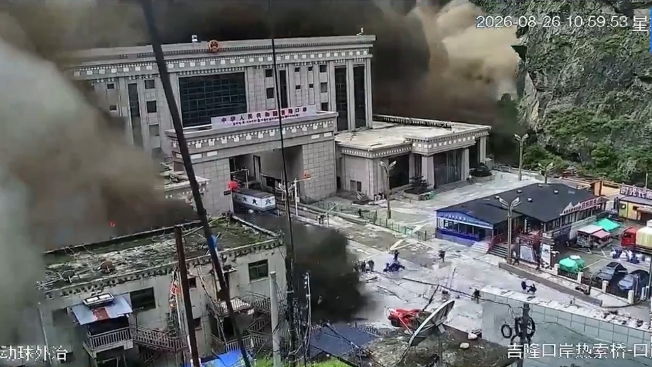 Riada en frontera de Nepal y China deja 95 muertos y cientos de desaparecidos