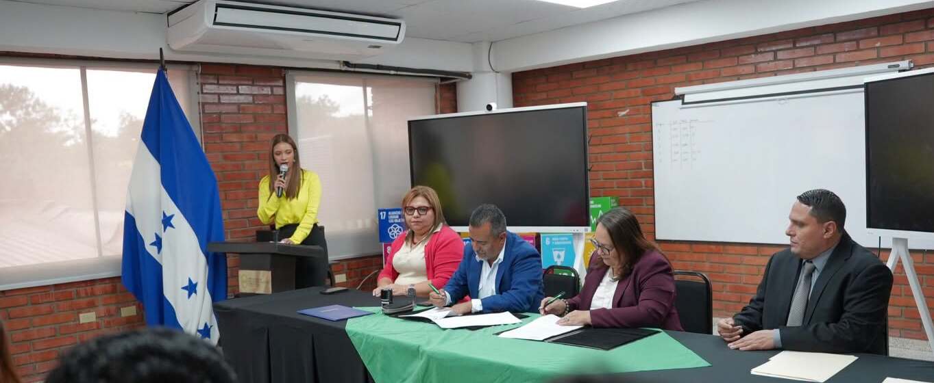 Autoridades de Condepor y UMH firman convenio.