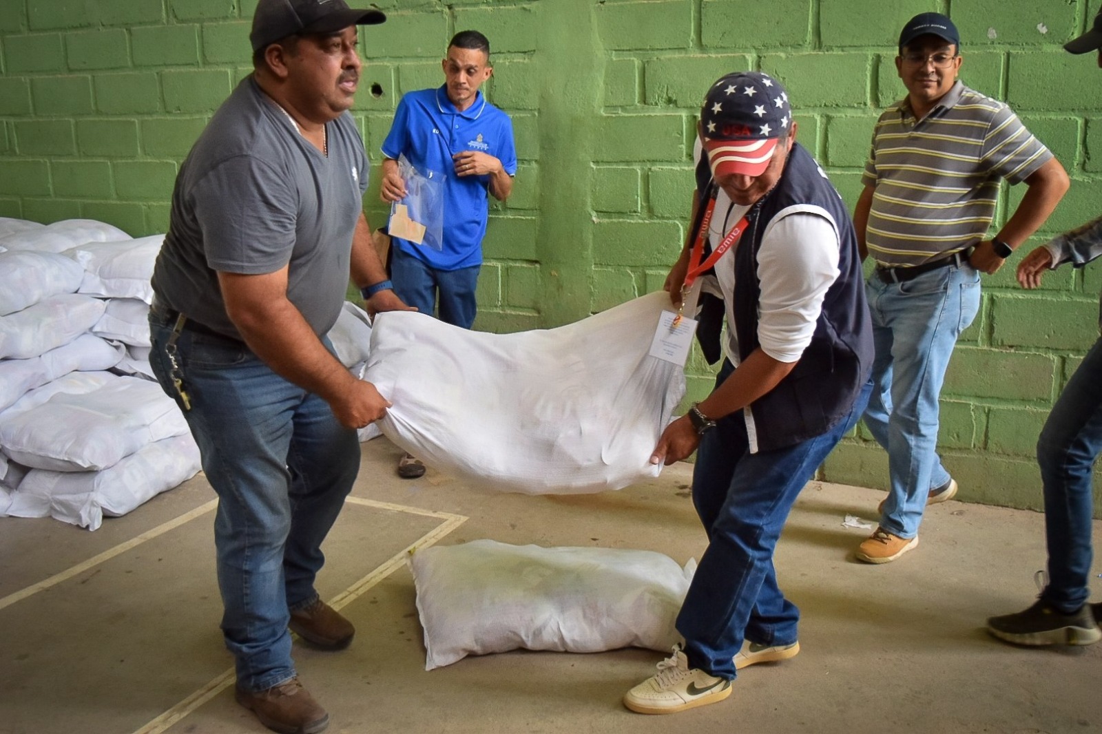 Cada beneficiario podrá recibir dos sacos de alimentación.