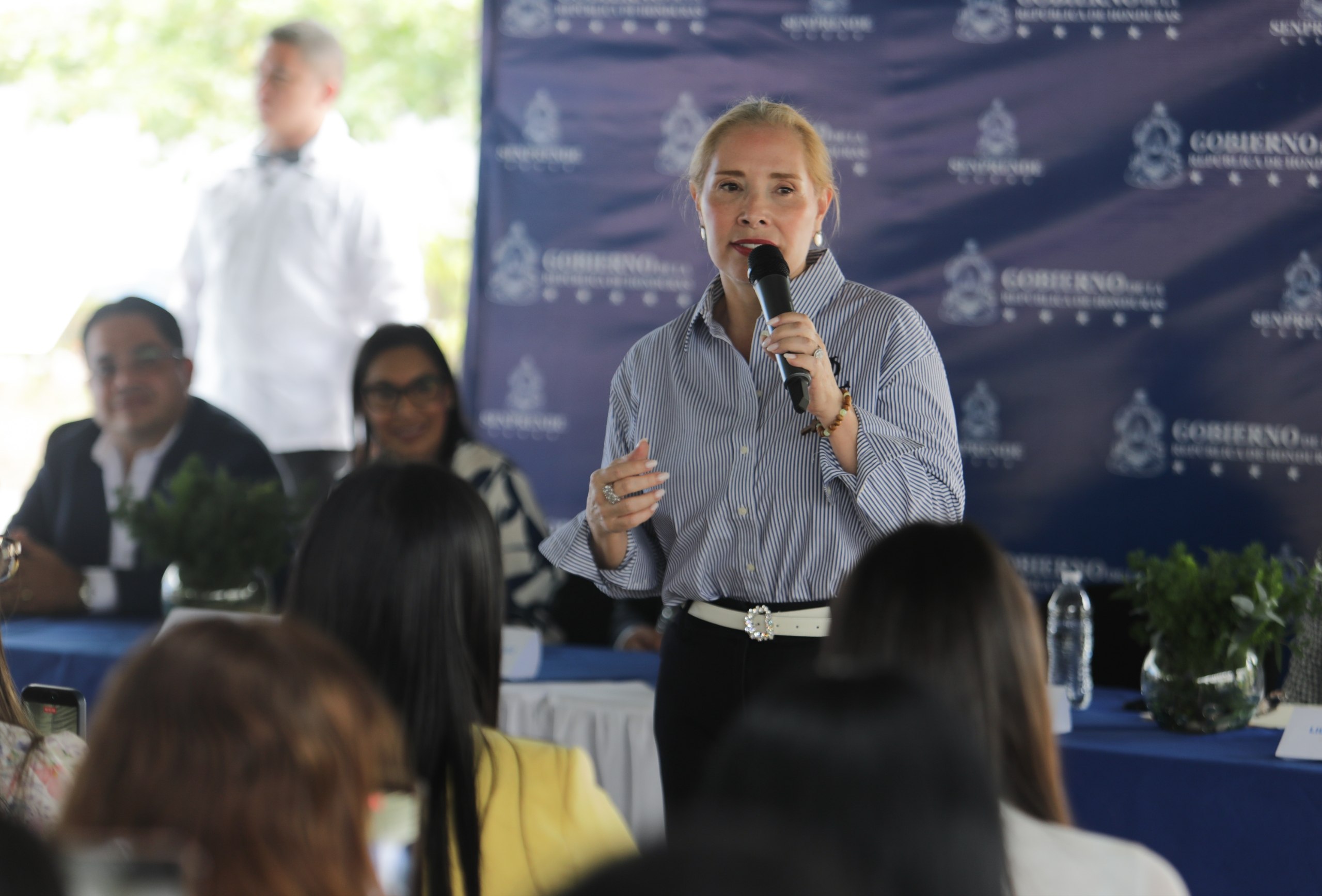 Lissette del Cid de Asfura llamó a las emprendedoras a aprovechar la formación y tomar las oportunidades “por ustedes, por su dignidad”.
